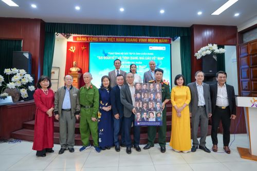 Trao tặng bộ sưu tập di ảnh chân dung 'Đại đoàn kết' và 'Vinh quang nhà giáo Việt Nam'