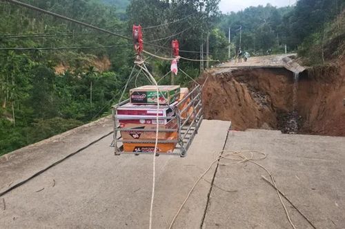 Quảng Ngãi: Sạt lở chia cắt xã Sơn Tây Hạ, người dân dùng ròng rọc nhận hàng cứu trợ
