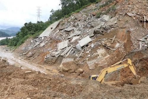 Đà Nẵng: Quốc lộ 14E ngổn ngang sau sạt lở, ô tô chưa thể lưu thông