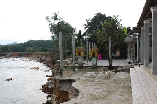 Chênh vênh bên bờ suối bị sạt lở
