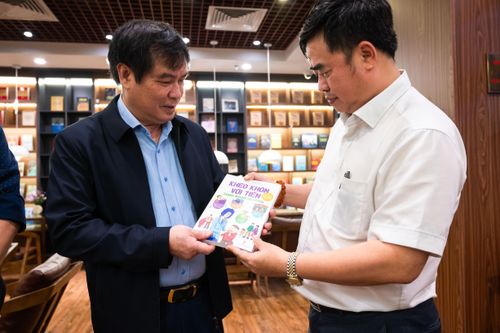 Lãnh đạo Ban Tuyên giáo, Bộ Văn hóa thăm trưng bày Giải Sách quốc gia