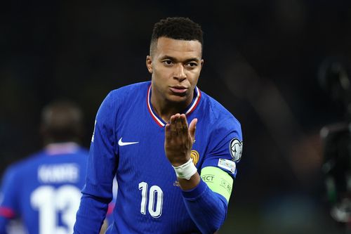 Cú đúp lịch sử của Mbappe