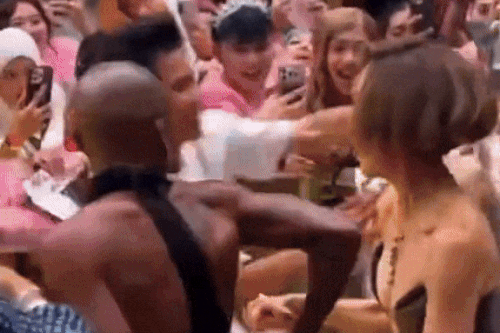TikToker 'tấn công' Ariana Grande trên thảm đỏ gây phẫn nộ