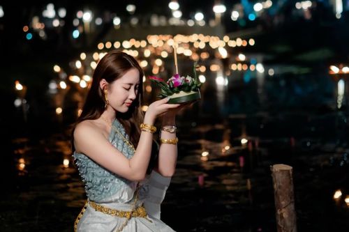 Hàng nghìn ngọn đèn thắp sáng cố đô hơn 700 năm tuổi của Thái Lan