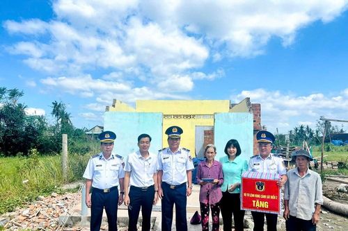 Bộ Tư lệnh Vùng Cảnh sát biển 2 trao quà cho người dân Gia Lai thiệt hại bão số 13