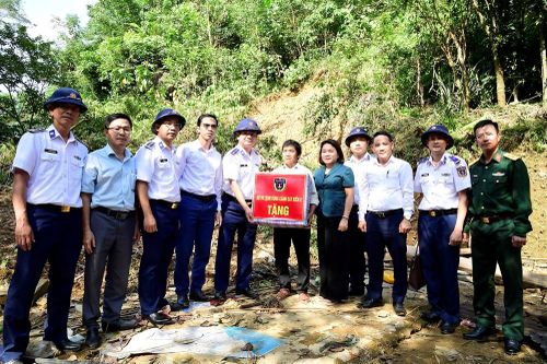 Vùng Cảnh sát biển 2 thăm, hỗ trợ đồng bào vùng lũ lụt