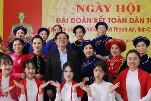 Phó Thủ tướng Hồ Quốc Dũng dự Ngày hội Đại đoàn kết toàn dân tộc tại khu dân cư Nà Cốc, Cao Bằng