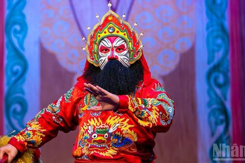 Độc đáo nghệ thuật vẽ mặt nạ tuồng