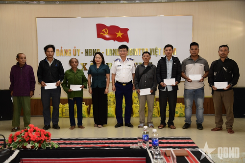 Vùng Cảnh sát biển 2 và Ban Tuyên giáo và Dân vận Thành ủy Đà Nẵng thăm, tặng quà đồng bào vùng lũ lụt