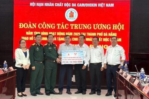 Đoàn công tác Trung ương Hội Nạn nhân chất độc da cam/dioxin Việt Nam làm việc và tặng quà tại Đà Nẵng