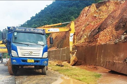 Thứ trưởng Bộ Xây dựng kiểm tra công tác khắc phục sạt lở trên cao tốc La Sơn – Hòa Liên