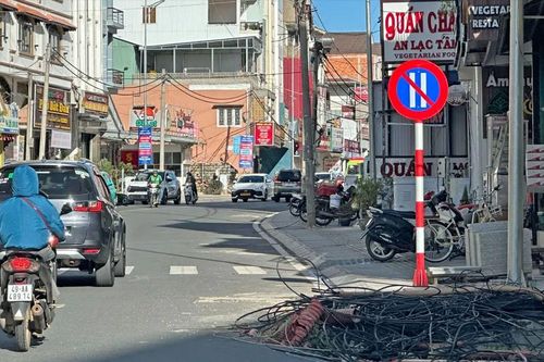 Lâm Đồng: Dãy cột điện bị 'bỏ quên' đang được di dời