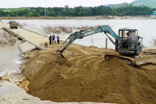 Quảng Ngãi: Khắc phục tạm thời mặt cầu tràn Thạch Nham bị hư hỏng
