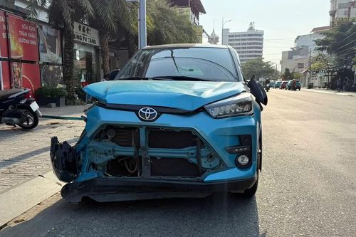 TPHCM: Ô tô lao lên vỉa hè, đâm liên hoàn 5 xe máy và 2 người đi bộ