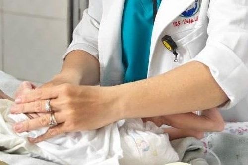 Cứu sống bé trai sinh non 36 tuần mắc teo ruột non hiếm gặp