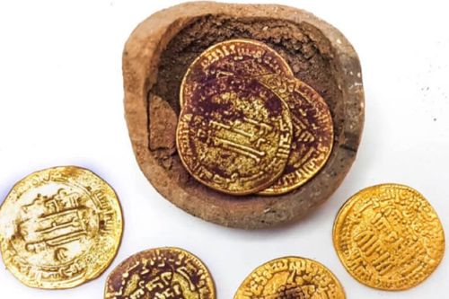 Phát hiện heo đất cổ chứa tiền vàng thời Harun al-Rashid