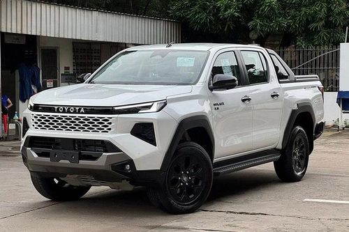 Toyota Hilux 2026 nhận cọc tại Việt Nam, hứa giao xe trước Tết