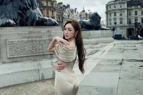 Bà xã Chi Bảo biến hóa thành quý cô gợi cảm khoe body đỉnh cao