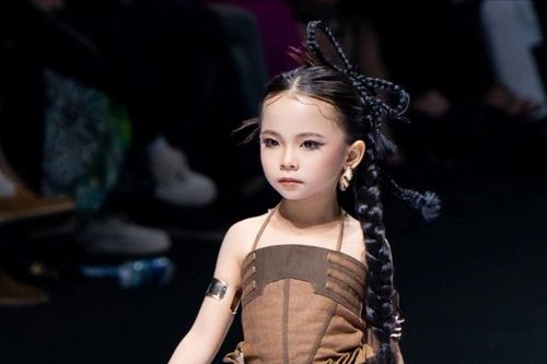 Mẫu nhí 6 tuổi gây ấn tượng tại Vietnam International Fashion Week 2025
