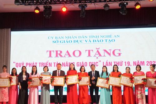 Sở GD&ĐT Nghệ An trao tặng 'Quỹ phát triển tài năng giáo dục' năm 2025