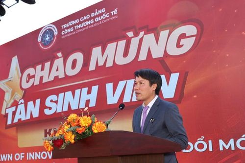 Lời khuyên ý nghĩa của thầy Hiệu trưởng dành cho tân sinh viên