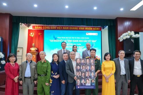 Khắc họa vẻ đẹp người thầy qua bộ sưu tập di ảnh phục dựng