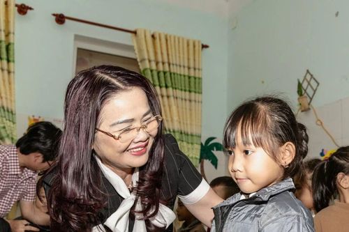 Trao tặng gần 15.000 áo ấm đến trẻ em các trường mầm non miền núi Quảng Trị