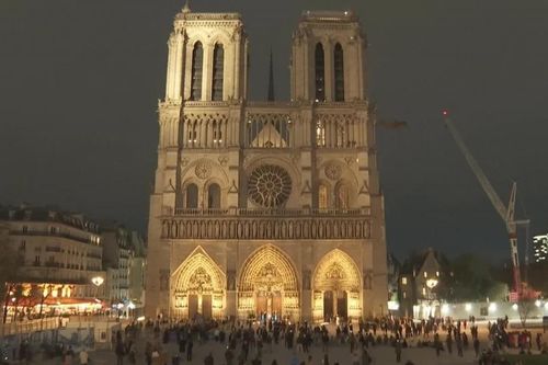 Tiếng chuông nhà thờ Đức Bà Paris vang lên tưởng niệm 10 năm thảm kịch 13/11