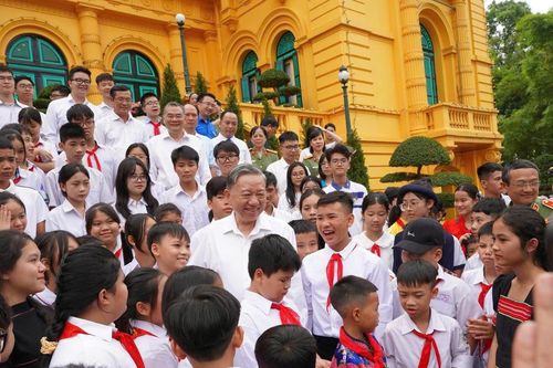 'Mẹ đỡ đầu' trong lực lượng CAND - Hành trình gieo yêu thương, nâng bước những ước mơ xanh
