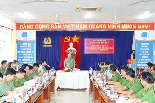 Thứ trưởng Bộ Công an Đặng Hồng Đức kiểm tra công tác tại Công an xã Lương Thế Trân