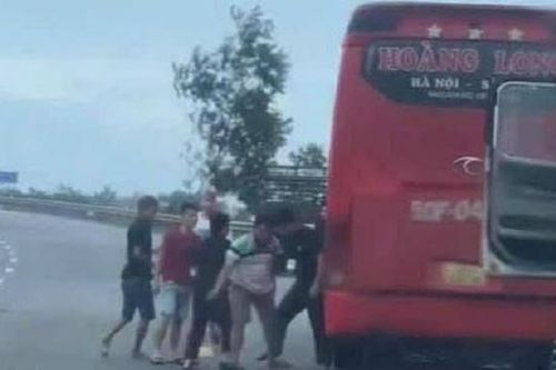 Dừng xe giữa QL1A, nhiều người lao xuống đánh nhau