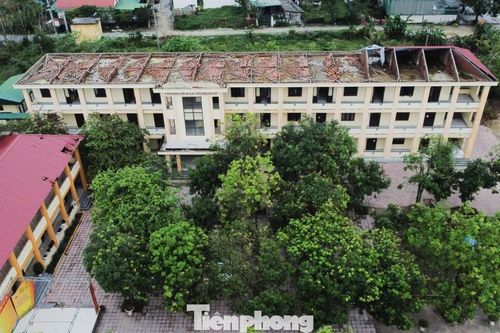 Trường học chịu cảnh dột nát sau nhiều tháng 'bão chồng bão'