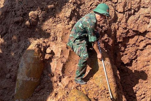Phát hiện 3 quả bom lúc làm ruộng