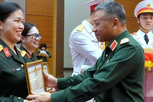 Thu hút nhân tài nữ phục vụ lâu dài trong Quân đội