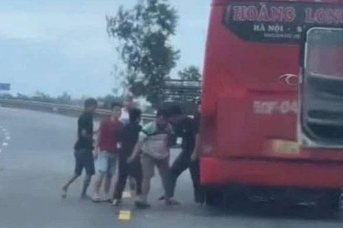CLIP: Xe khách và xe container dừng giữa đường, người trên xe lao xuống đánh 'hội đồng'