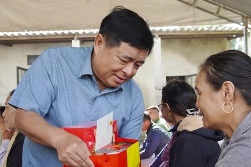 Phó Thủ tướng Nguyễn Chí Dũng thăm, tặng quà người dân vùng lũ Quảng Trị