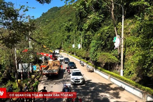 Xe tải mất lái lao xuống taluy ở độ cao gần 10 mét, một người bị thương
