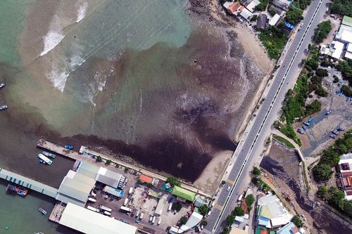 Hình ảnh dòng nước đen ngòm, bốc mùi hôi từ trên núi đổ xuống biển Nha Trang