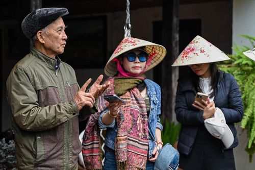 Vợ chồng U80 biến nhà sàn gần 100 tuổi thành homestay, đón khách như con cháu