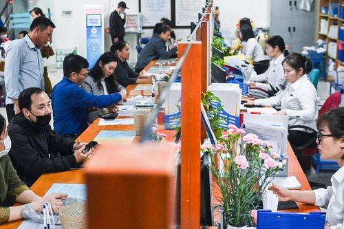 Đi làm 120km mỗi ngày, viên chức mong được chuyển sang công chức để làm gần nhà