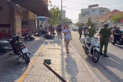 Ô tô leo vỉa hè tông loạt xe máy, hất tung người đàn ông đi bộ ở TPHCM