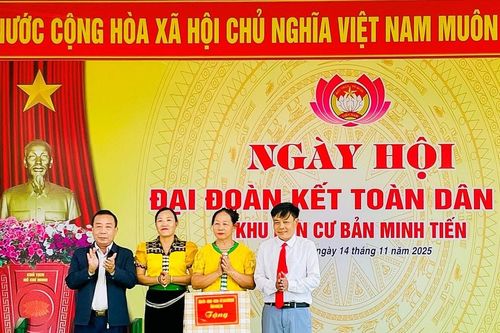 Phó Chủ tịch UBND tỉnh Nguyễn Văn Đệ chung vui Ngày hội Đại đoàn kết cùng nhân dân bản Minh Tiến, xã Quỳ Châu