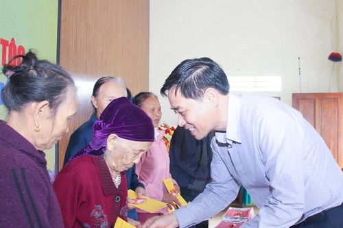 Trưởng ban Nội chính Tỉnh ủy Hồ Lê Ngọc dự ngày hội Đại đoàn kết tại xã Thuần Trung