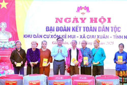 Trưởng ban Tuyên giáo và Dân vận Tỉnh ủy Ngọc Kim Nam chung vui Ngày hội Đại đoàn kết tại xã Giai Xuân