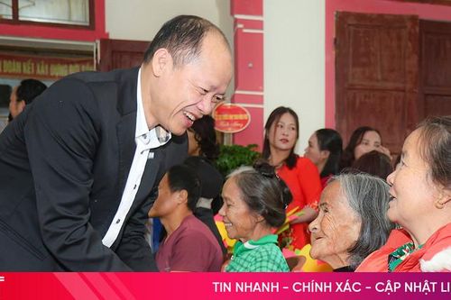 Phó Bí thư Thường trực Tỉnh ủy chung vui ngày hội đại đoàn kết ở Trường Lưu