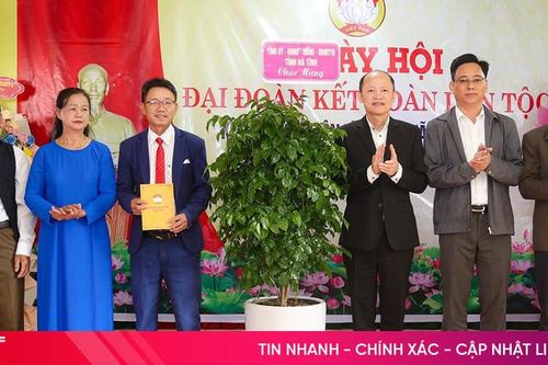 Lãnh đạo tỉnh dự ngày hội đoàn kết, động viên bà con xây dựng quê hương