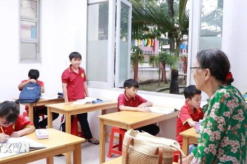 Thành phố Hồ Chí Minh: Bà giáo bán vé số nuôi 'lớp học tình thương' suốt 10 năm