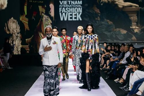 Vietnam International Fashion Week: Nơi di sản, bản sắc thế giới cùng 'sải bước'