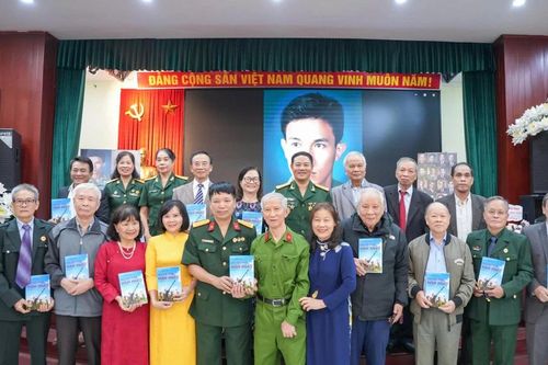 'Ghi vội trên mâm pháo': Hồi ức sống động của người lính cao xạ