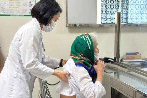 Trời chuyển lạnh, nhiều người già nhập viện vì bệnh phổi trở nặng